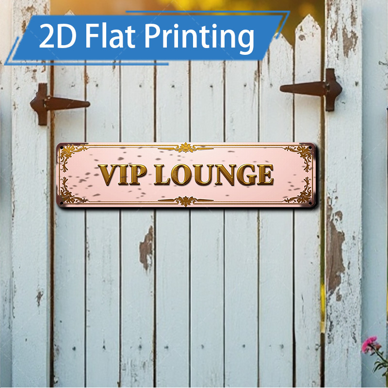 Home Bar Lounge - 2Dフラットデザインの、ヴィンテージ風ピンク色のVIPラウンジ用金属製サイン。精巧な金色のフレームが特徴。 この素朴な壁飾りは、ご自宅やバーにぴったりです。